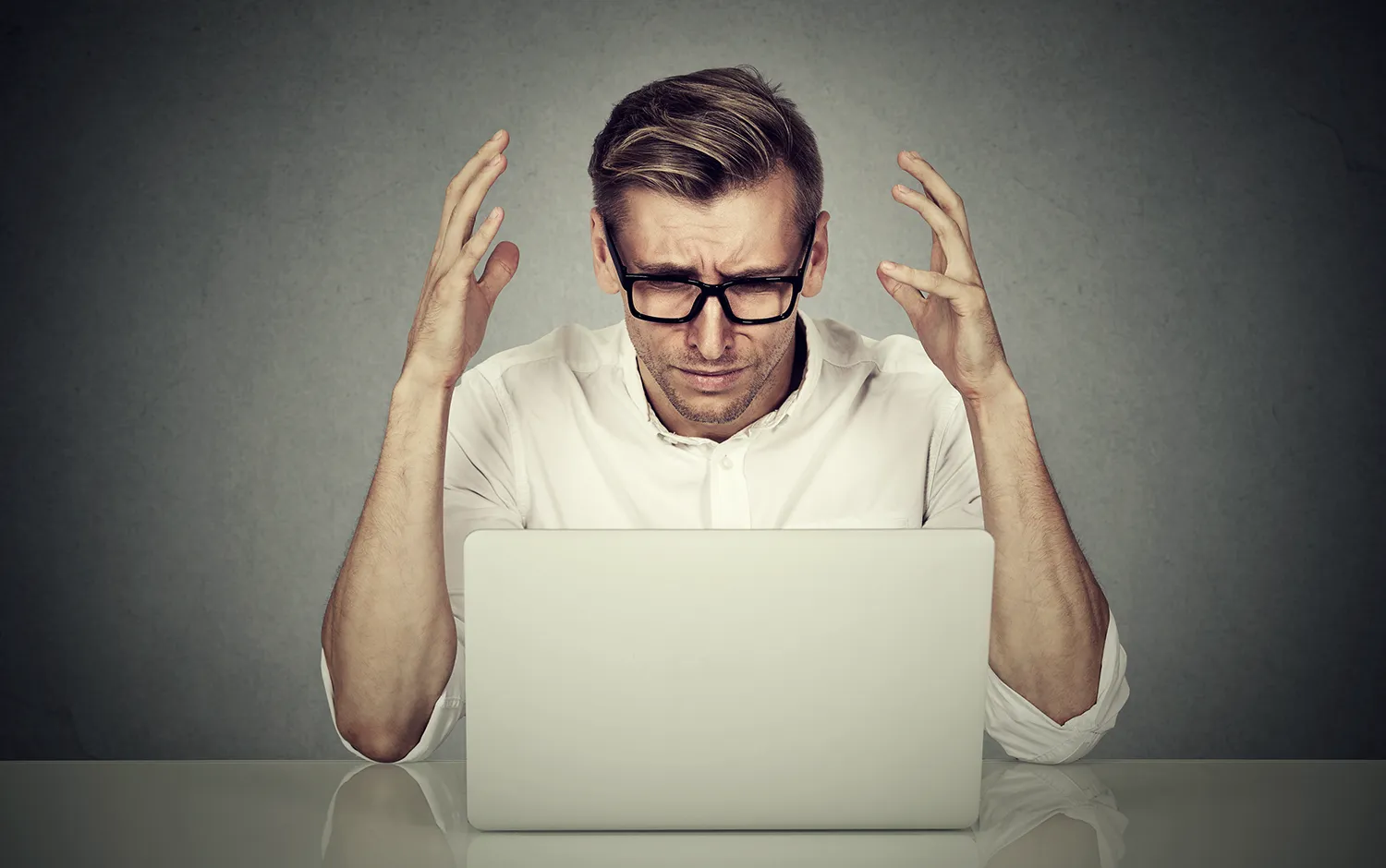 uomo-preoccupato Uomo stressato che lavora al computer. Espressione del volto dell'emozione umana negativa