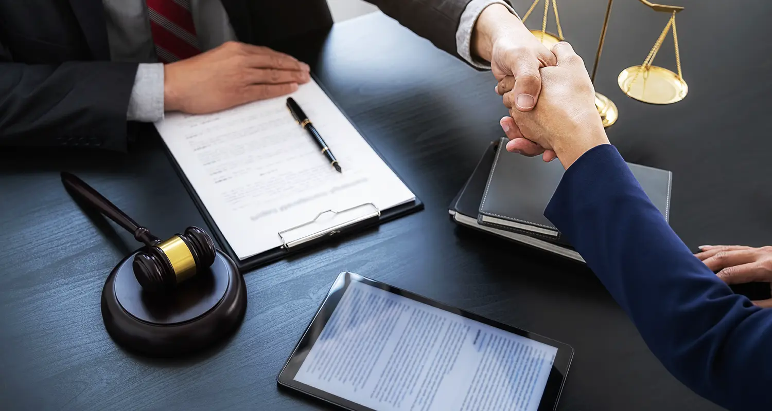 aiuto-legale Avvocato professionista che consiglia un cliente su un contratto commerciale legale in un ufficio di servizi.