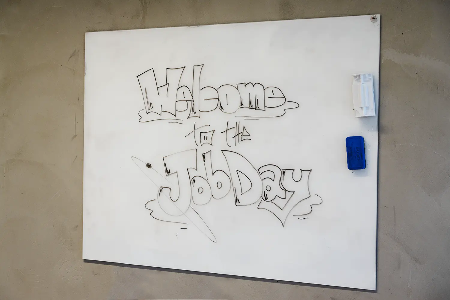 we-need-you2 Lavagna appesa al muro con scritto Welcome to the Job Day